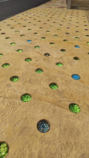 画像：長野県｜黄色のスタンプコンクリート施工🐤